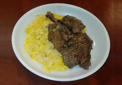 Fettuccine a la huancaina con lomo fino a la parrilla
